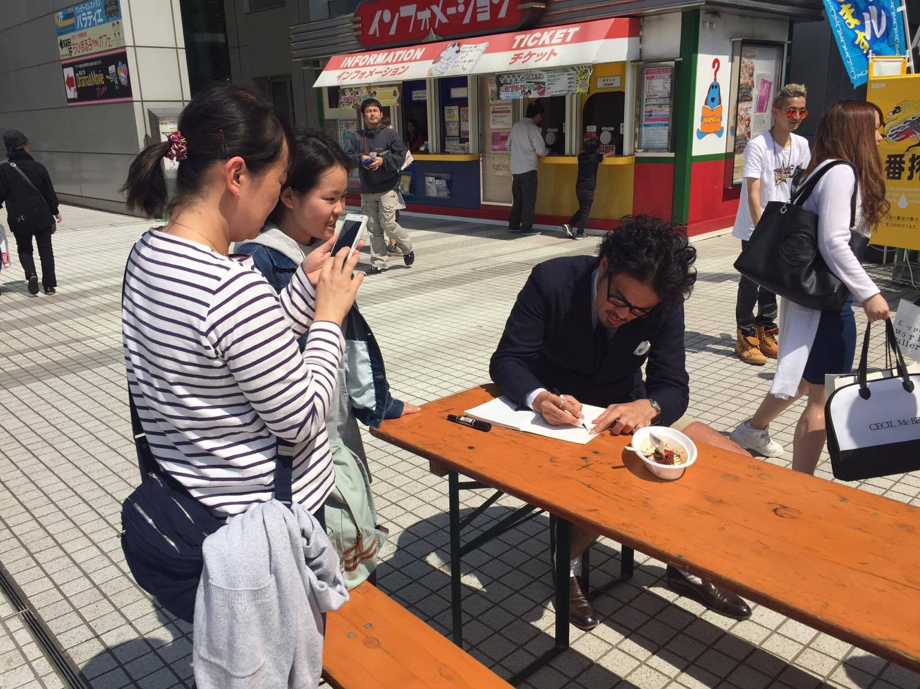 サインだっていくらでもするYO!