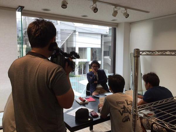 会社にて取材されてる風景。