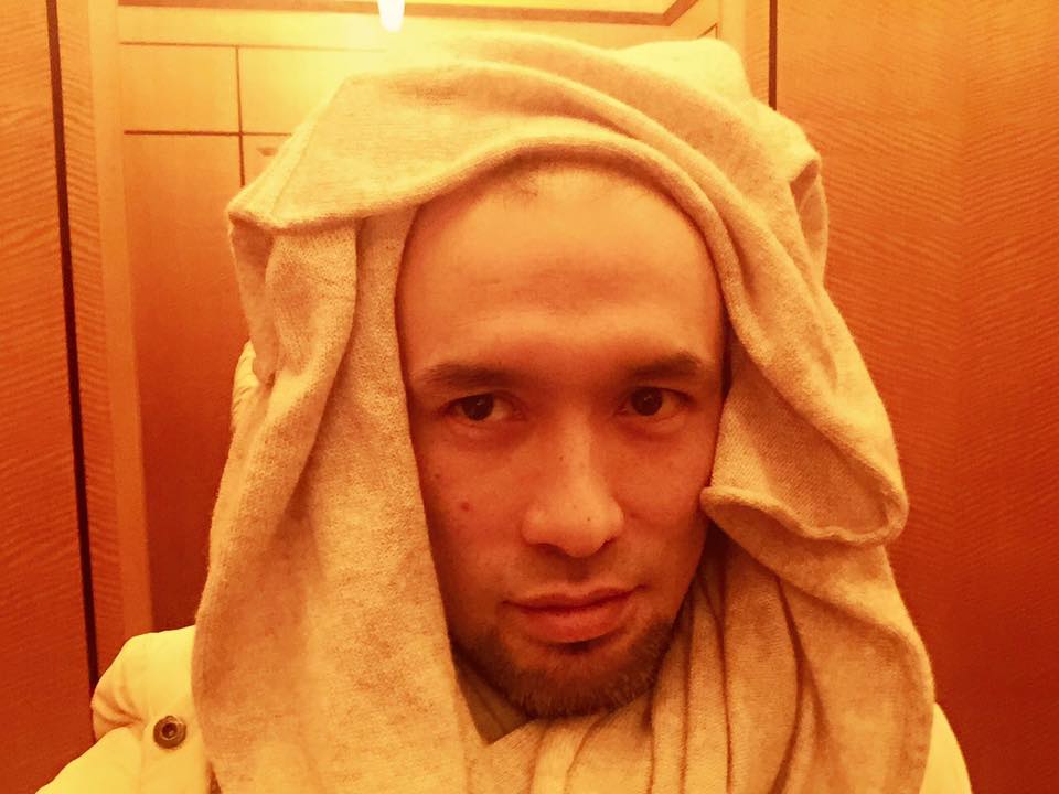 注 ) カシミヤマフラーはクビに巻くものです。