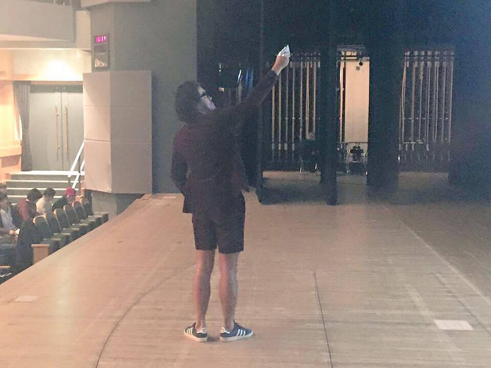 1400人の学生の前でもインカメ。photo by 本間先生