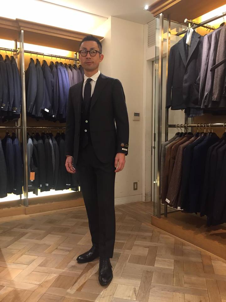 清水も抜群にスーツが似合います。