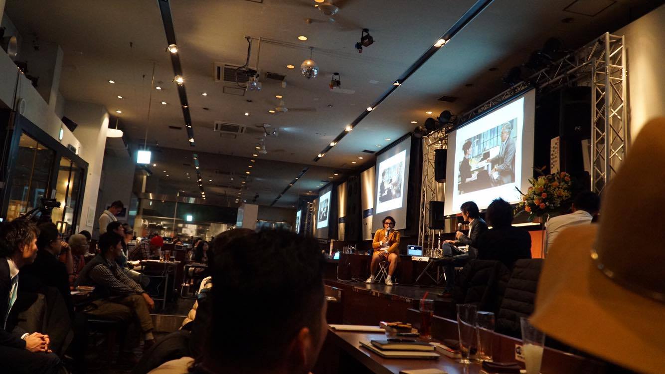 120名の前でトークショーしてる場面。