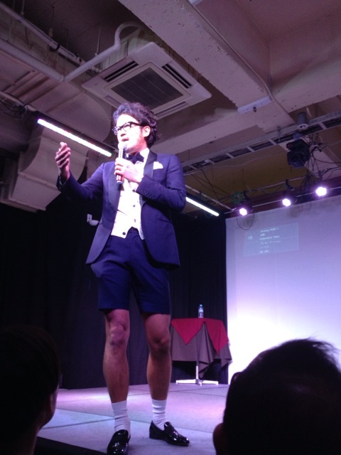 アツくなりすぎて、舞台から落ちそうになる。