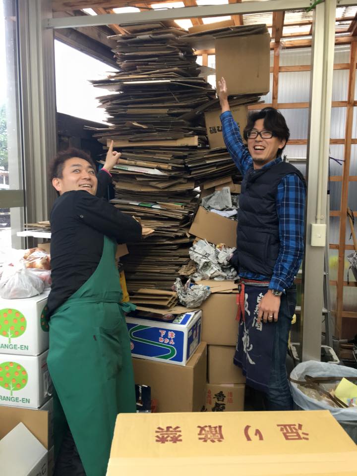 のっぽくんのお店でバイトしてるしんちゃん。