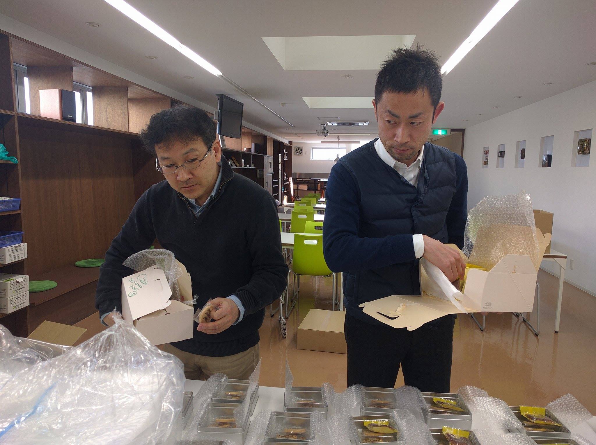 こちらもみんなで手分けして缶にお菓子を詰める作業。