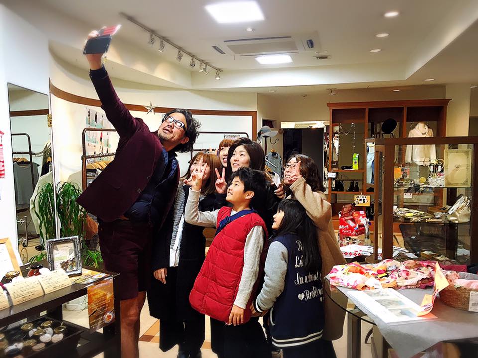 講演前にしんちゃんのお店に寄ったらファンが来てくれた図。