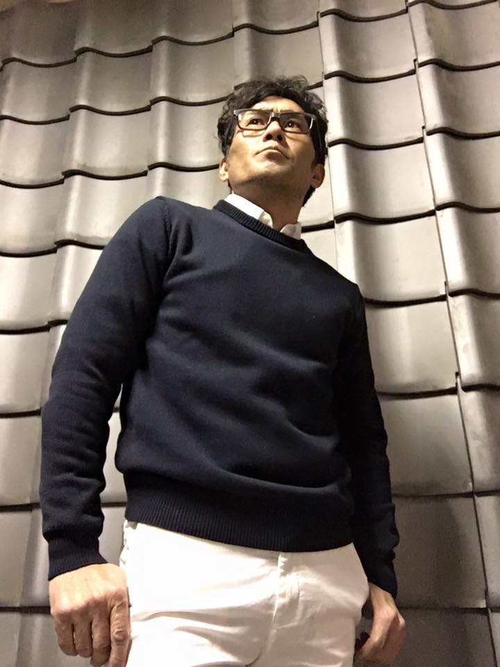 岡さんは自社製品の前で。