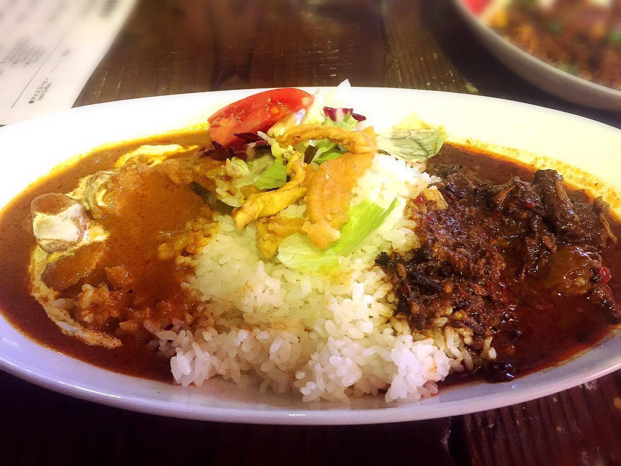 左がバターチキン、右がビーフのコンビ。