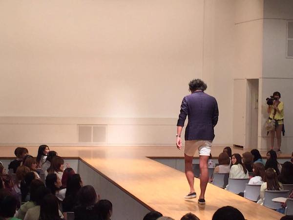 モード学園の大ホールでランウェイ。