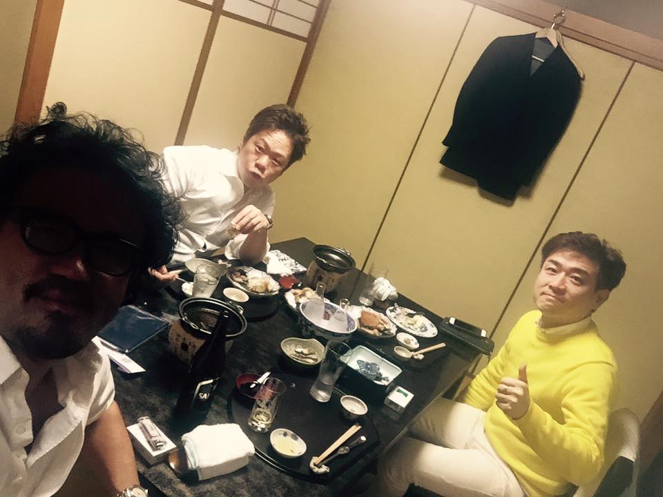 昨晩の食事の様子。って、手前、黒くて誰だか分かりません。