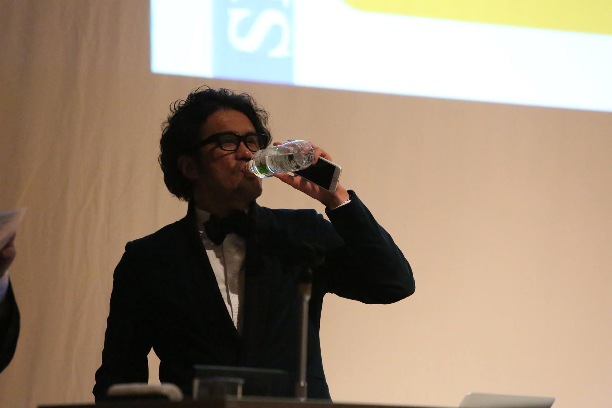 ヘタすりゃ、講演の合間。水飲む時にも見てますわ。ほら。左手を見て。