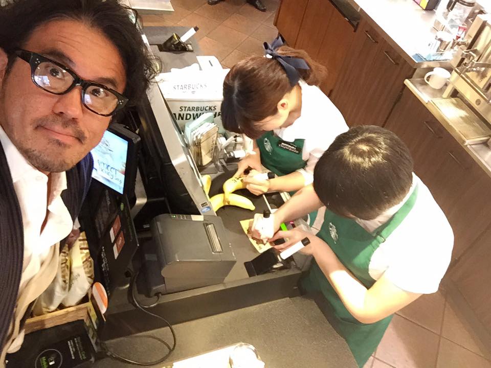 そしてまた、あやかちゃん以外の子達も目の前のお客さまを見てる。