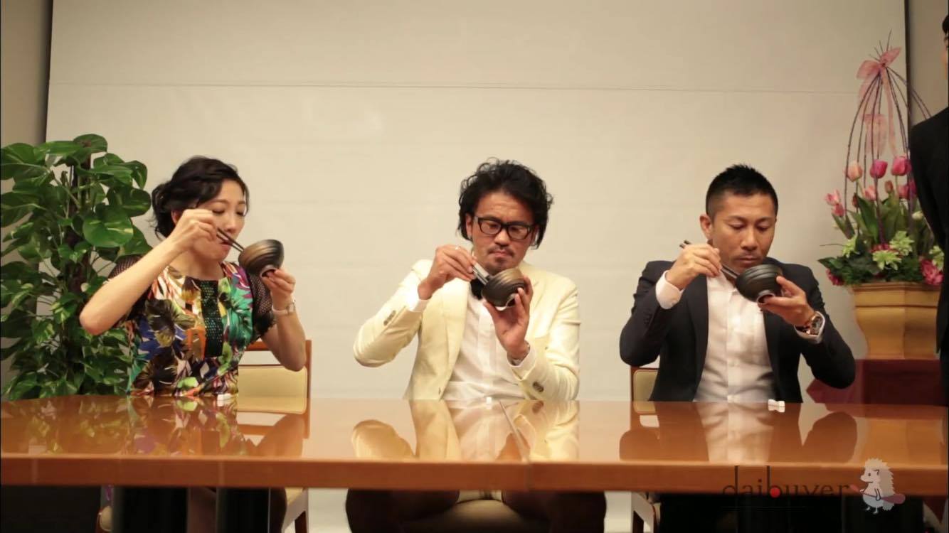 みんなでお茶付けを食すシーン。料理リポーターか?(笑)