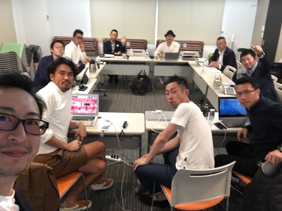 まずはグループディスカッションでハダカになってもらいました。