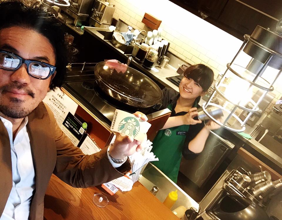 あやかちゃんはいつも目の前のお客さまを見てます。