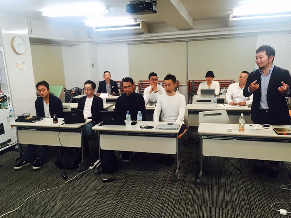 本間先生に自己紹介してるシーン。