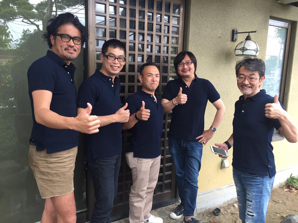 エクスマ合宿中ですが、5人が同じポロシャツを着用。