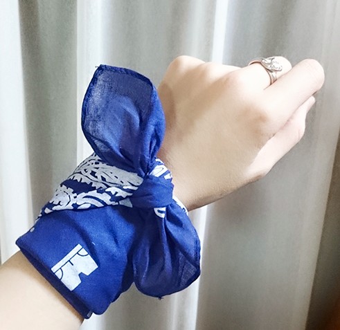 今年、手首に巻くのも流行りですもんねー。あ。これ、リエコさんの手ね。