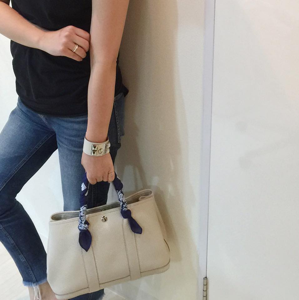 バッグに上手く巻いてるアヤーコ。