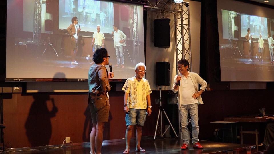 この日トップバッターのハッピーはアロハシャツ、短パン、草履で講演。