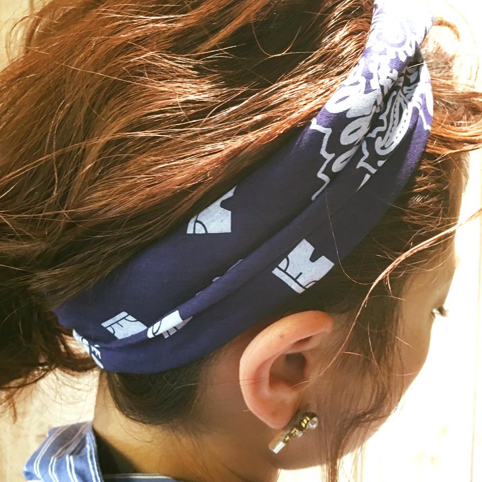 三宅くんの奥さまはオシャレにアタマに巻いてくれてる。