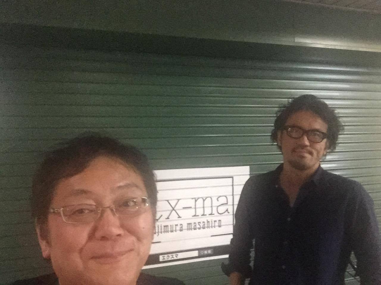 インカメしてもいつも笑顔がないのでボクが後ろに立ってあげた。