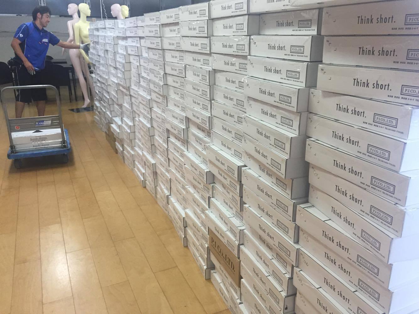 間違いなく過去最多の箱数です。佐川さんもビックリ。