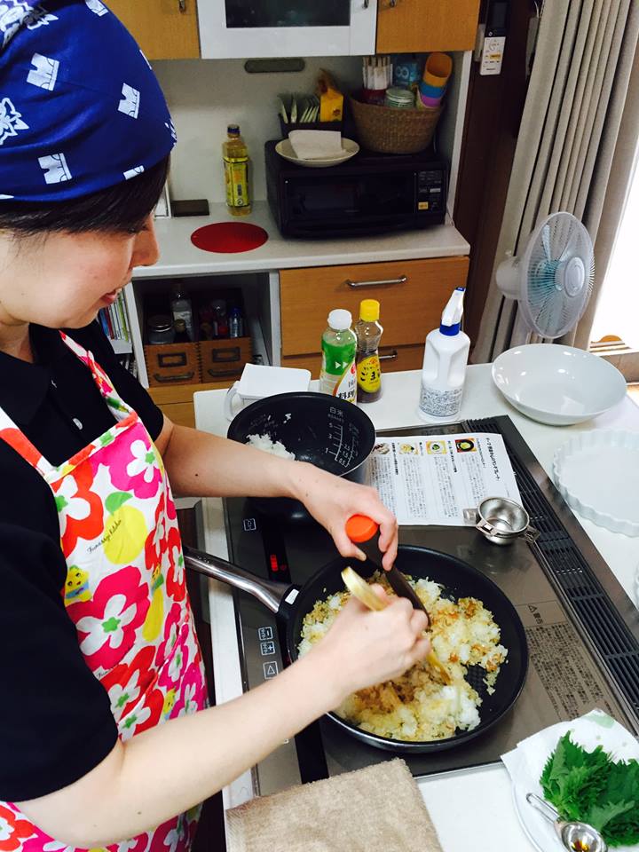 しのぶさんはお料理の際に。チャーハン食べたい。