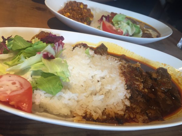 そしてボクは当然のビーフ。ヒラヤマは安定のキーマ&バターチキン。