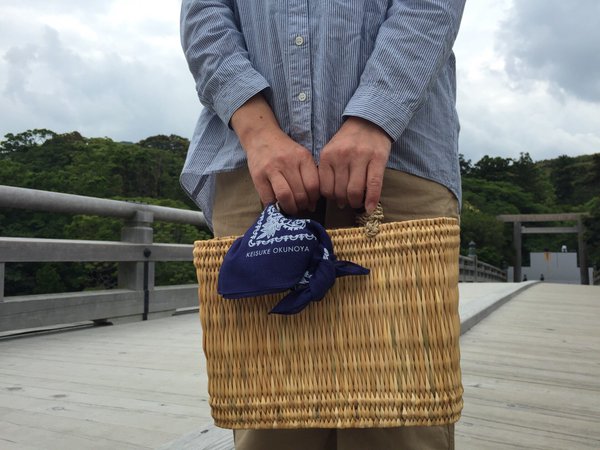 平松さんの奥様は、かごバッグの持ち手に。