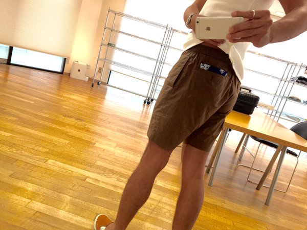 パンツのポケットからちょい見せて。これがオシャレだから。