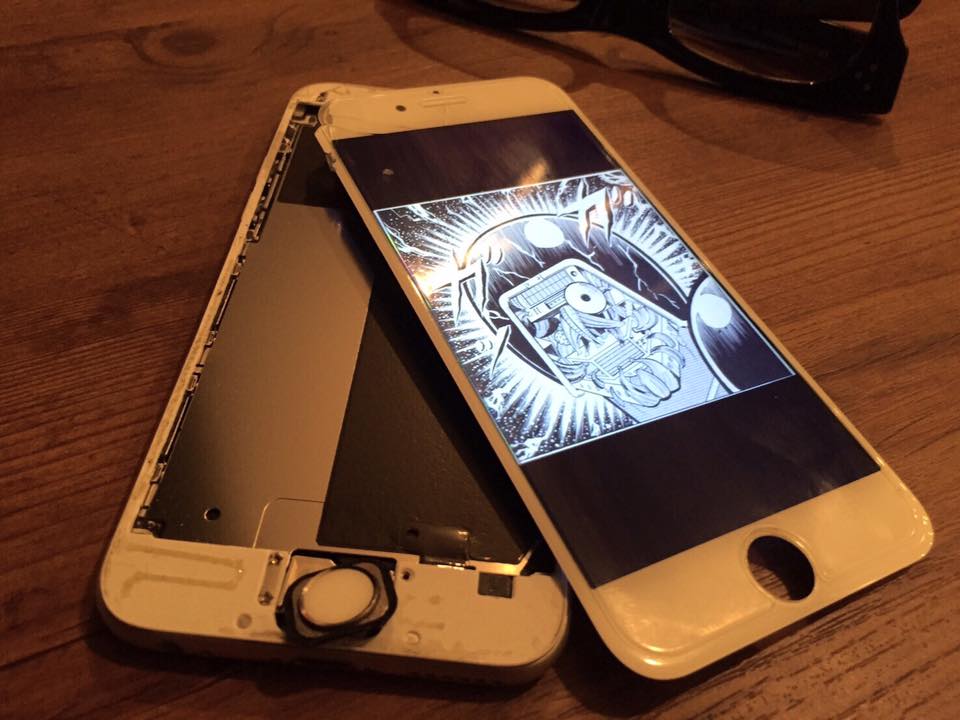 ボクのスマホがウォーズマンみたいになりました(笑)