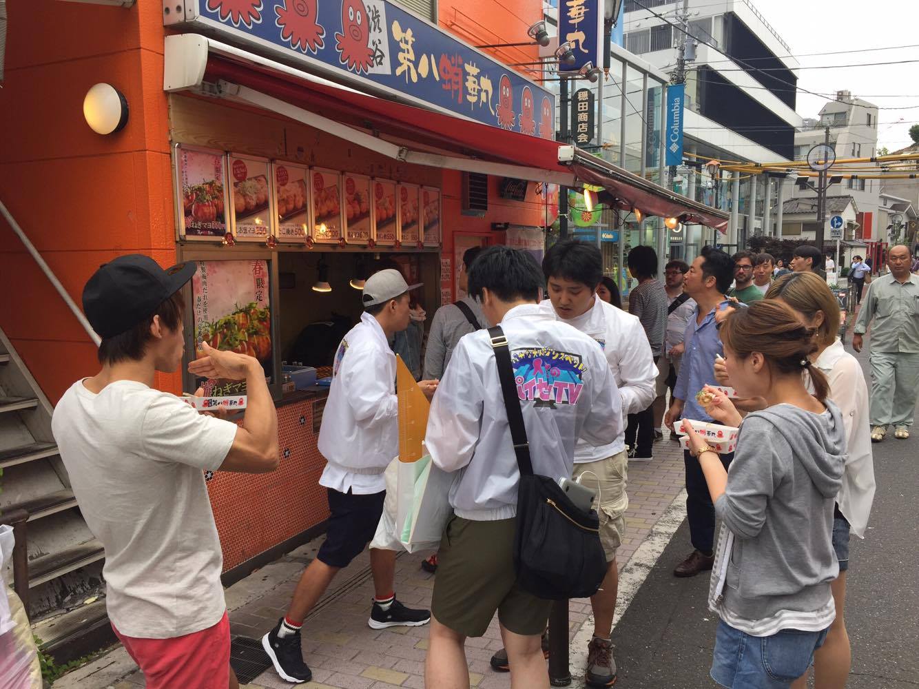 ロケ中にたこ焼きをみんなで食べてるところ。えっと。もちろんボクの驕りっす。