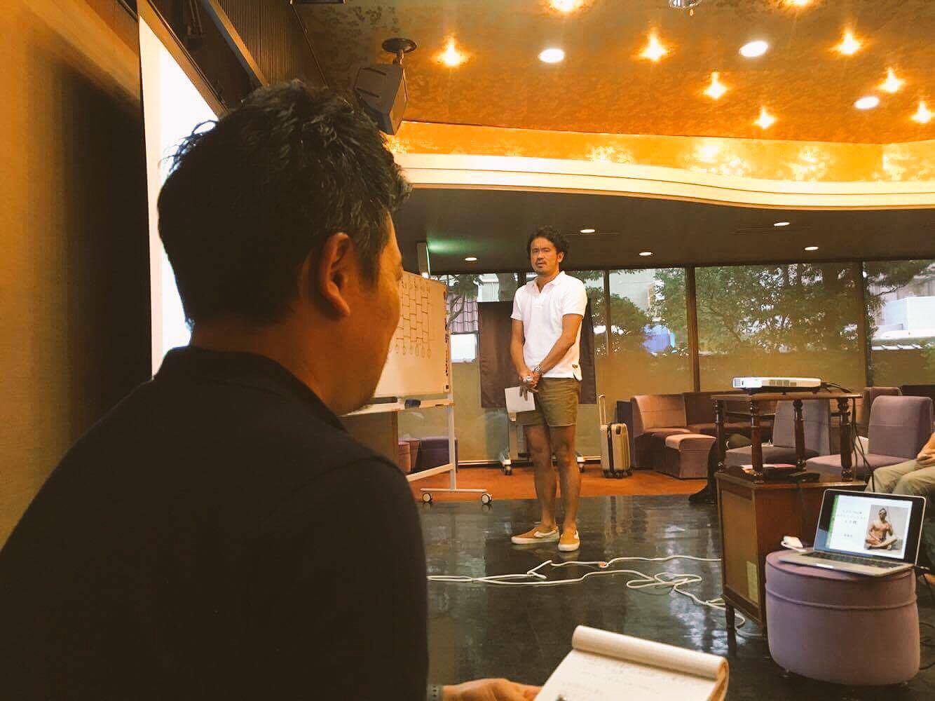 その鋭い眼光の先は、厳しさか?それとも愛情か?