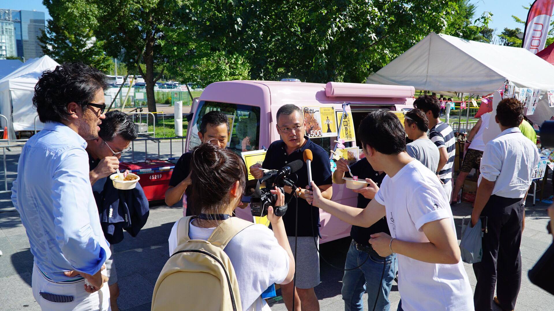 夏の終わりに今度はSNS上でカレーをエプロンがジャックしそうですね。