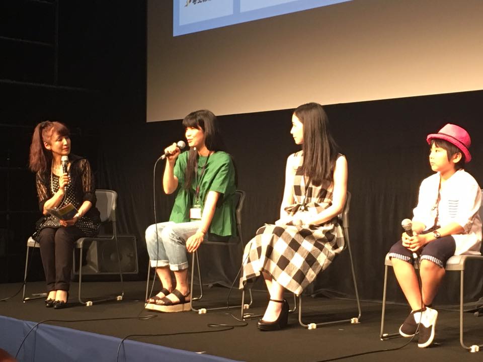 上映後のトークショー。マイクで話してるのが藤村明世監督。