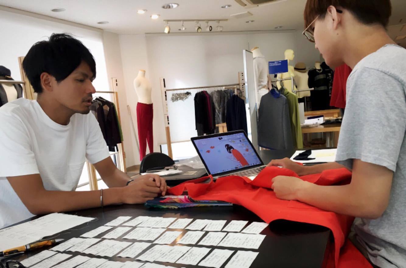 その横で彼らはエプロンの打ち合わせを。