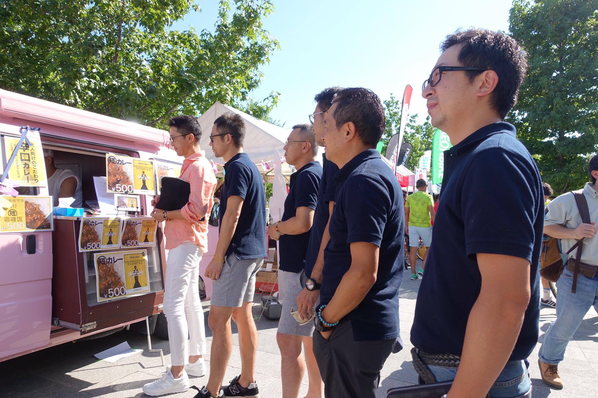 特設ブースに並ぶ塾生達。さくらか?ってくらい。