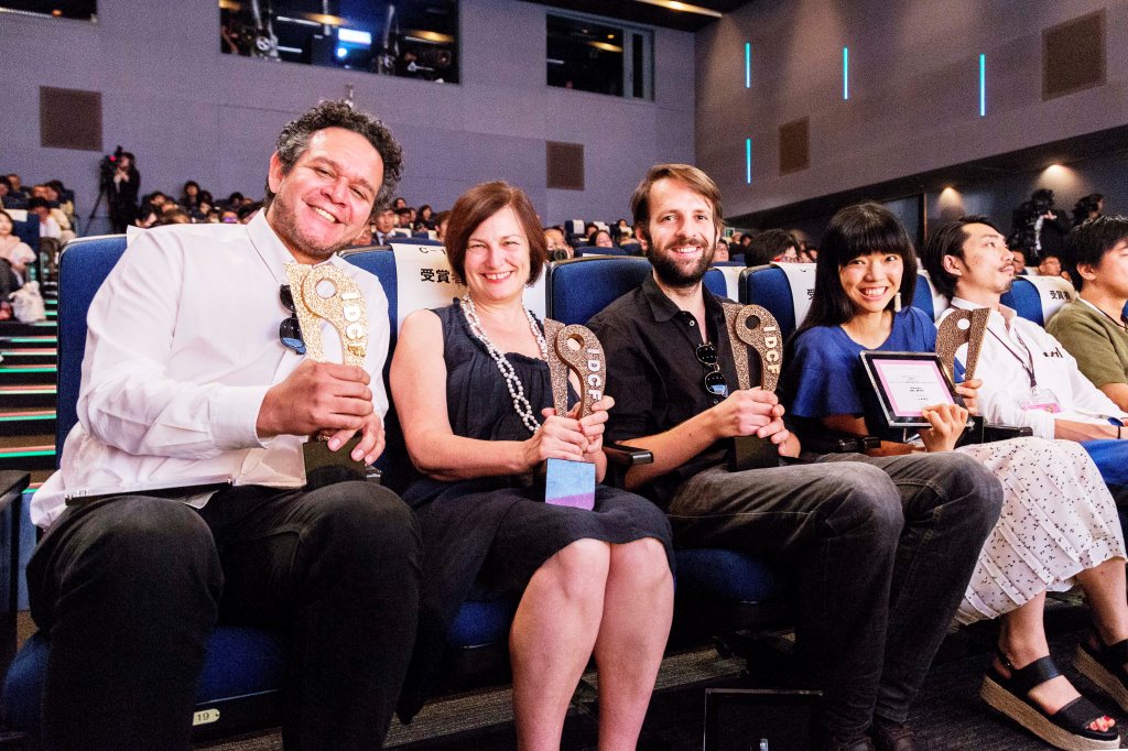 ステキな写真。ジンガイさんたちに混じって明世ちゃんの姿も。