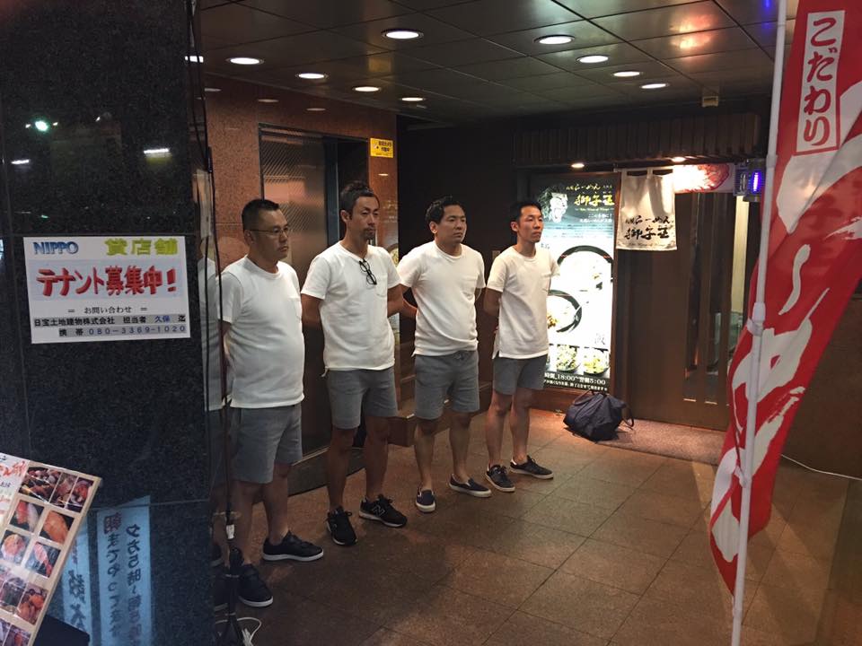 ビルの1階。エレベーター前にて。