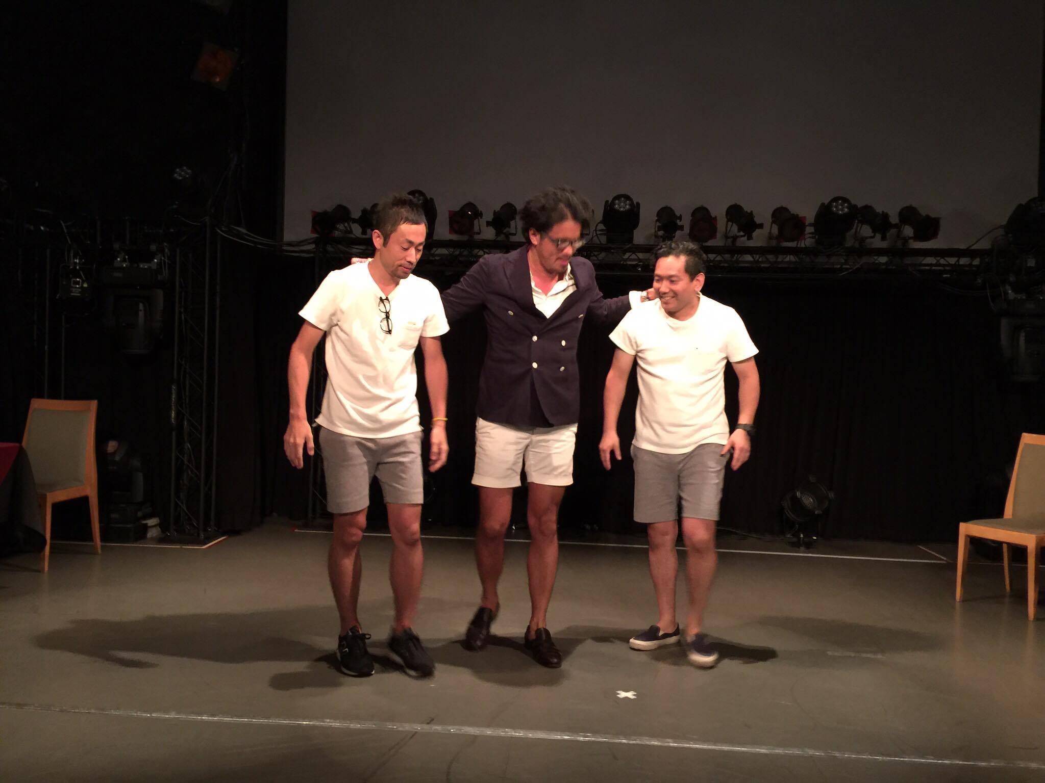 壇上から引きづり下ろします。