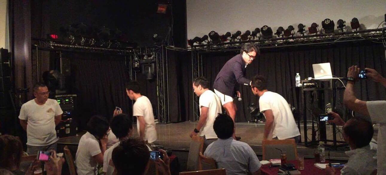 そしてチップを渡し、その場から立ち去るよう指示。