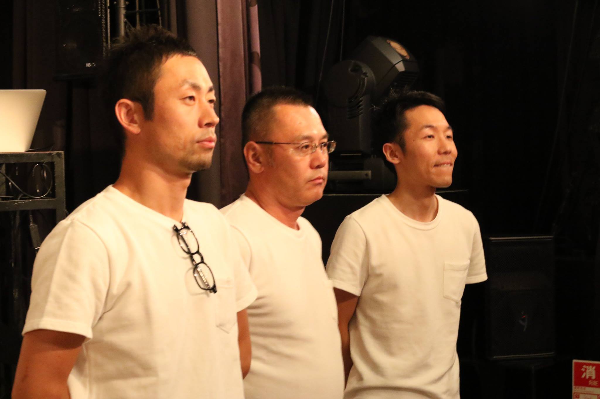 一人を覗いて真剣な眼差しのSP。