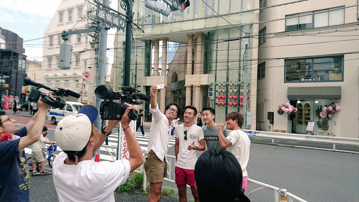 会社を出て50mも歩いてない内に1組目発見!