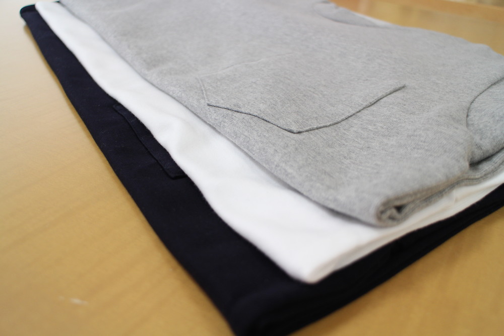 上からグレー、ホワイト、ネイビー。