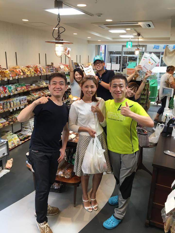 オープン前日には宝生亭の麻衣ちゃんも。そして後ろにのっぽくんの姿も。