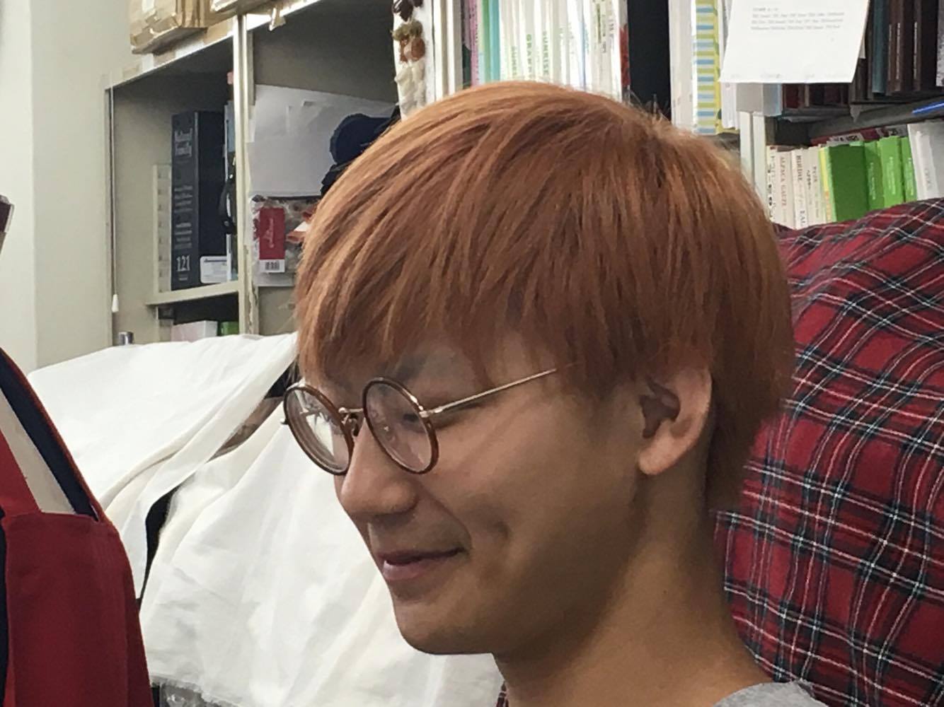 なんだ。その髪の色。