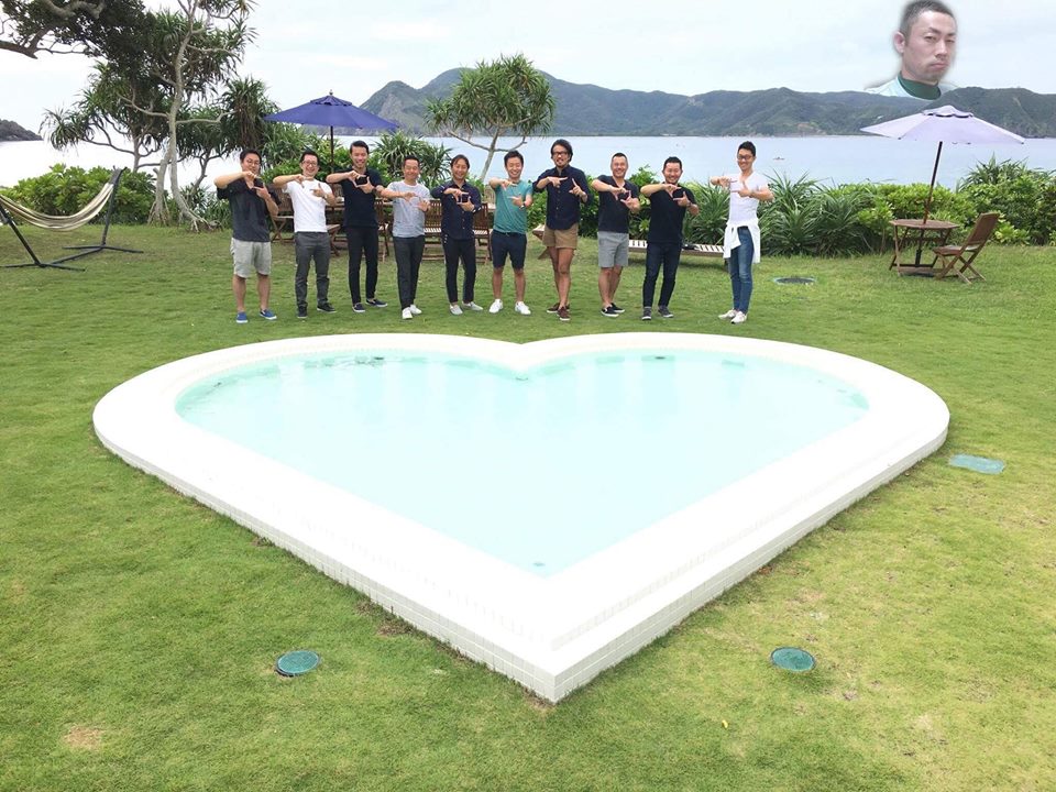 最後はHOTEL THE SCENEのハート形プールの前で