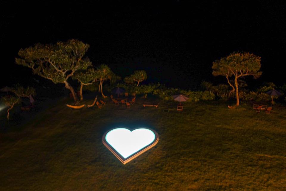 夜はハート型のプールだけが輝いている