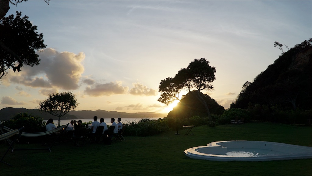 夕日をバックに